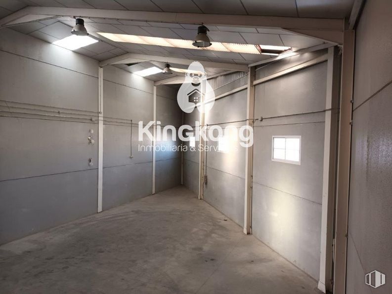 Industrial for sale at Zona industrial, Campo Real, Madrid, 28510 with lighting, fixture, floor, flooring, electricity, ceiling, gas, space, composite material and wood around