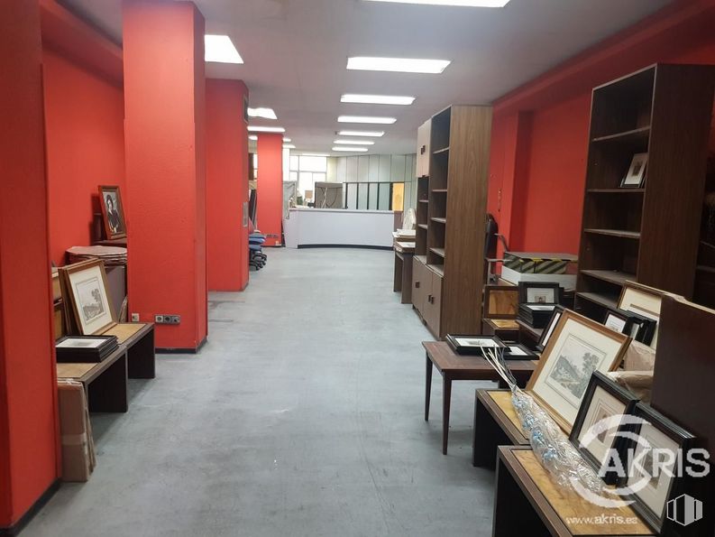 Retail for sale & for rent at Paseo Santa María de la Cabeza, Arganzuela, Madrid, 28019 with bookcase, picture frame, light fixture, desk, property, shelf, interior design, floor, flooring and shelving around