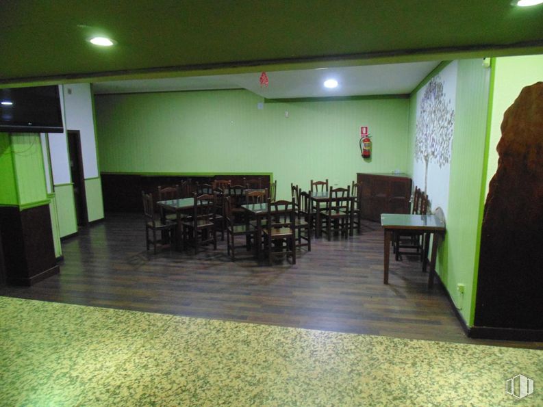 Retail for sale & for rent at Calle Independencia, 3, Ávila, 05005 with television, table, kitchen & dining room table, furniture, chair, hall, houseplant, floor, flooring and event around