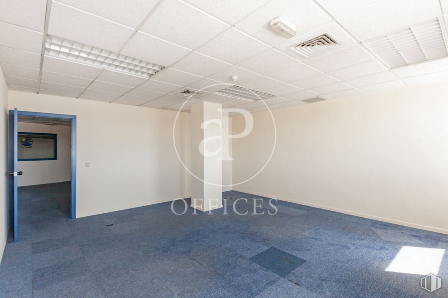 Oficina en alquiler en Zona Ensanche, Alcobendas, Madrid, 28100 con accesorio, edificio, interiorismo, suelos, madera, techo, espacio, vidrio, simetría y escayola alrededor