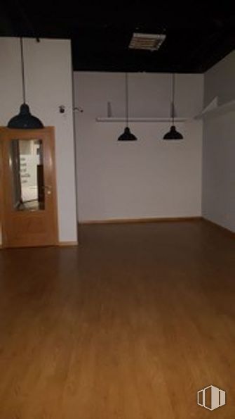 Local en venta en Centro Comercial La Rotonda, Plaza Toro, 1, Tres Cantos, Madrid, 28760 con alumbrado, madera, piso, suelo, propiedad material, pasillo, tinte para madera, barniz, madera y evento alrededor