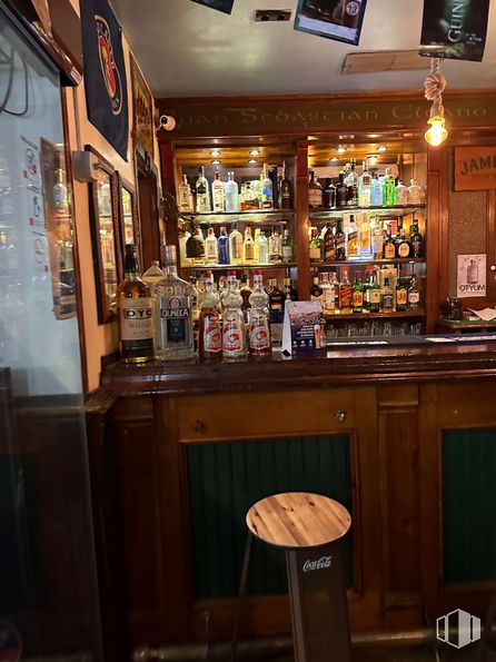 Local en alquiler en Zona Ponzano, Chamberí, Madrid, 28003 con taburete, productos envasados, ebanistería, propiedad, edificio, barware, establecimiento de bebidas, interiorismo, taburete de bar y estante alrededor