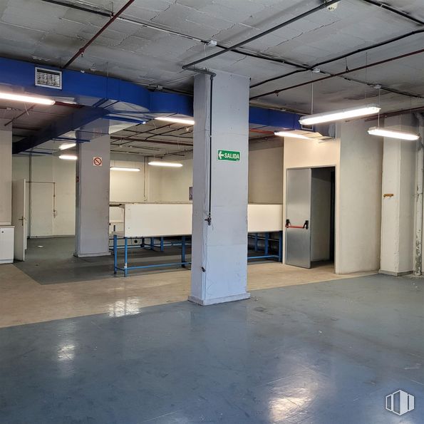 Industrial for sale at Calle María Tubau, Fuencarral - El Pardo, Madrid, 28050 with flooring, floor, ceiling, composite material, fluorescent lamp, metal, concrete, transparency, tile flooring and aluminium around