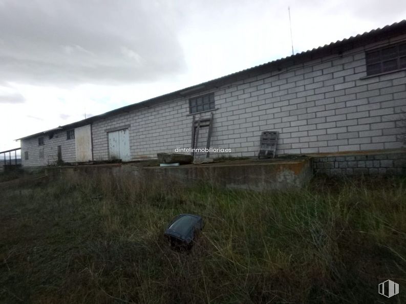 Land for sale at Zona Industrial La Colilla, La Colilla, Ávila, 05192 with house, window, car, cloud, sky, land lot, plant, grass, landscape and roof around