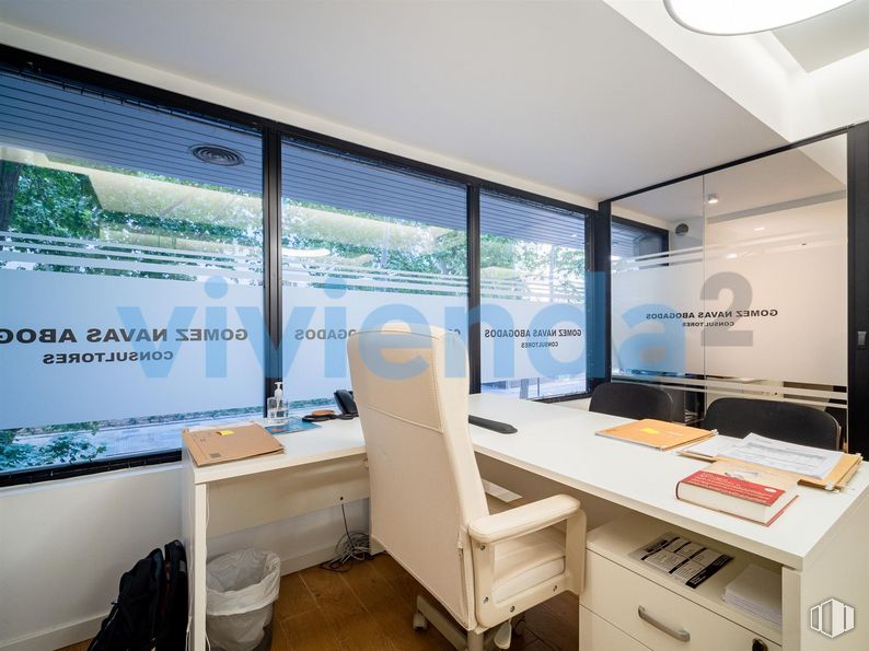 Oficina en venta en Plaza José Moreno Villa, Moncloa - Aravaca, Madrid, 28008 con silla, escritorio, bolsa, propiedad, mesa, edificio, escritorio del ordenador, interiorismo, ventana y suelo alrededor