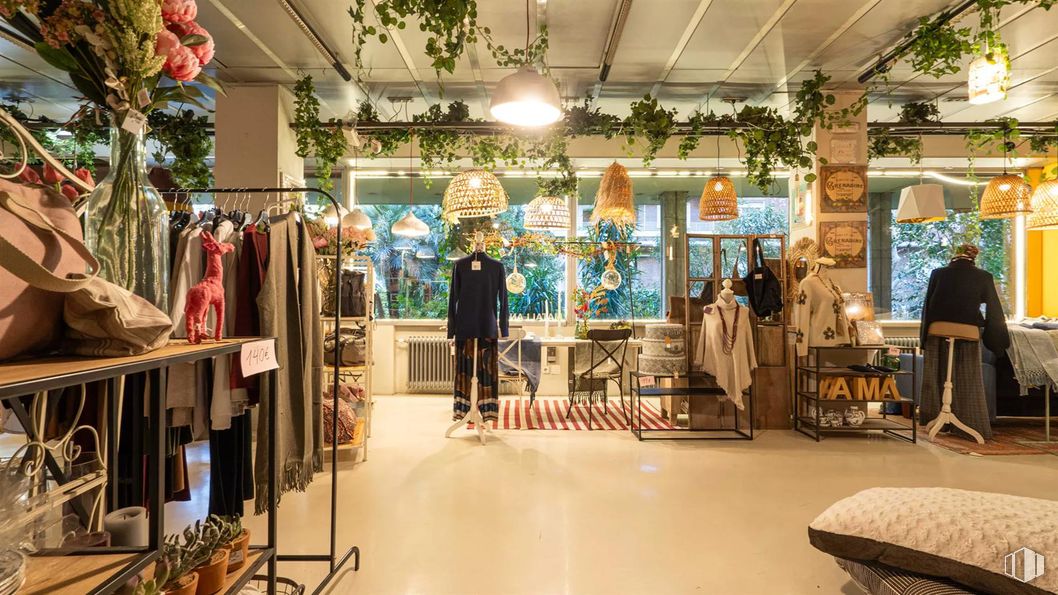 Retail for rent at Avenida de Nazaret, 10, Retiro, Madrid, 28009 with person, outerwear, top, clothing, lighting, pants, retail, interior design, light fixture and boutique around