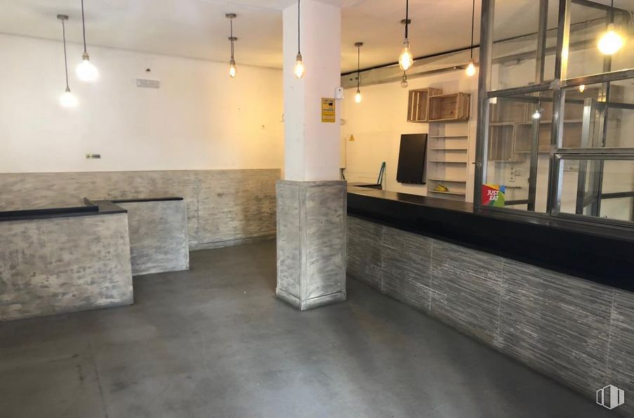 Retail for sale at Calle Humilladero, 30, Centro, Madrid, 28005 with flooring, interior design, floor, building, wood, hall, ceiling, glass, space and concrete around