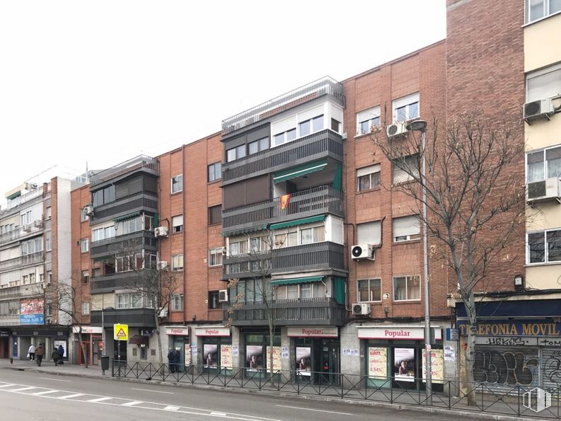 Local en alquiler y venta en Calle General Ricardos, 151, Carabanchel, Madrid, 28019 con edificio, ventana, cielo, diseño urbano, condominio, bloque de pisos, edificio comercial, propiedad material, barrio residencial y bienes raíces alrededor