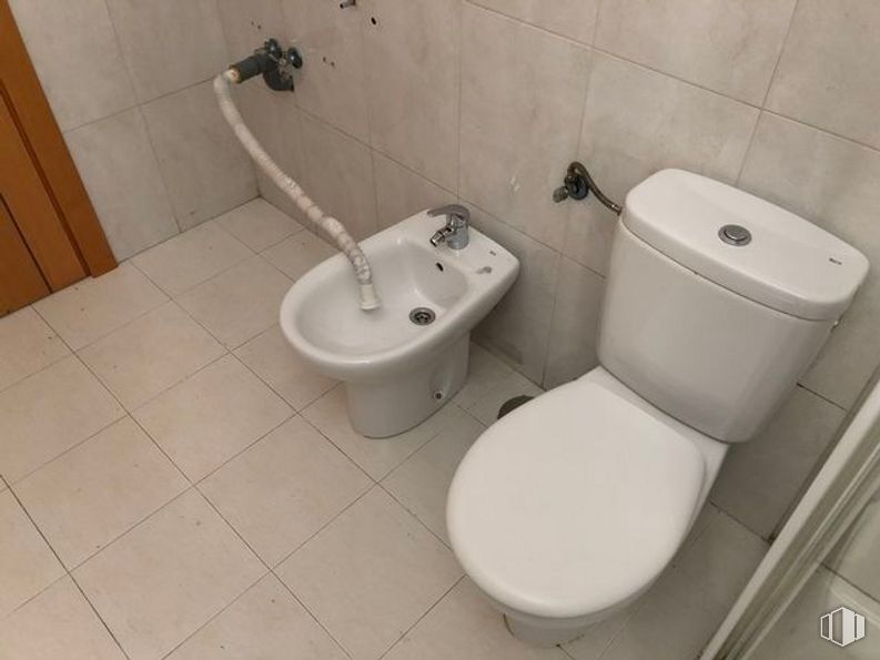 Retail for sale at Calle María Antonia Nebreda, Ávila, 05005 with toilet, sink, plumbing fixture, toilet seat, bathroom sink, bathroom, tap, purple, interior design and fluid around