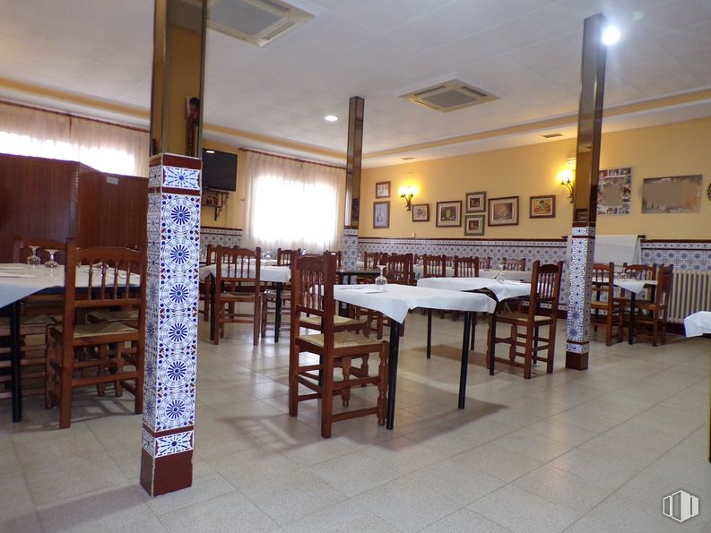 Retail for sale at Calle Convento, Tembleque, Toledo, 45780 with chair, table, furniture, wood, floor, flooring, hardwood, ceiling, tile flooring and building around