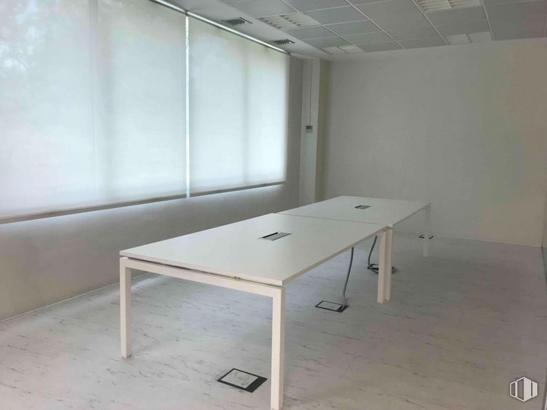 Oficina en alquiler en Edificio Ancora, Zona San Sebastián de los Reyes, San Sebastián de los Reyes, Madrid, 28700 con mesa, madera, interiorismo, rectángulo, suelo, suelos, línea, pared, edificio y escritorio alrededor