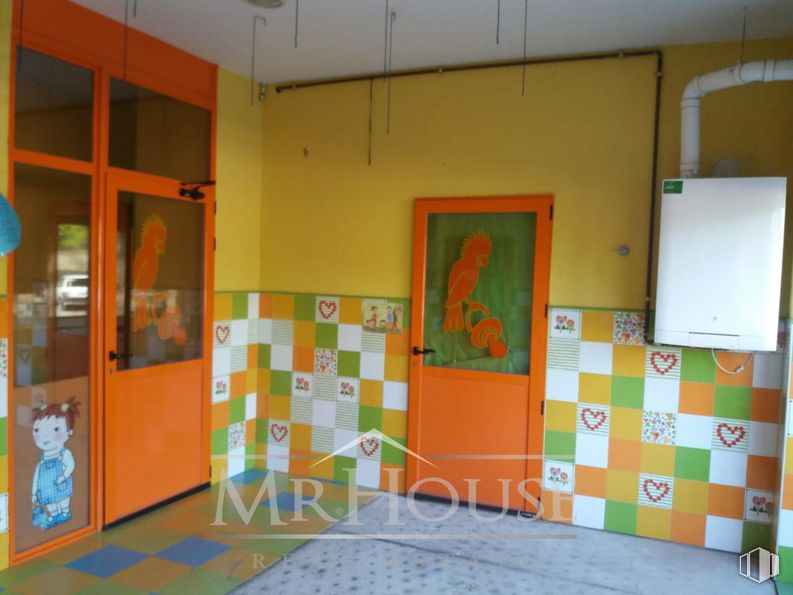 Retail for sale & for rent at Calle Estrella Antares, Parla, Madrid, 28980 with door, yellow, flooring, interior design, orange, ceiling, paint, tile and cleanliness around