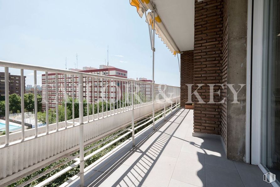 Office for rent at Calle Doctor Esquerdo, Retiro, Madrid, 28007 with building, sky, plant, architecture, mode of transport, urban design, street light, residential area, track and city around