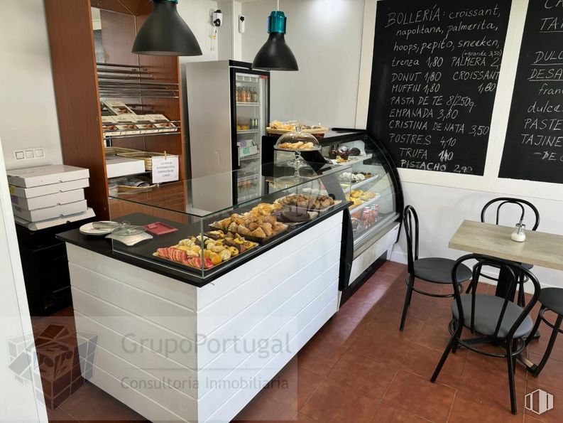 Retail for rent at Zona Casco Antiguo, Majadahonda, Madrid, 28220 with chair, lighting, light fixture, food, refrigerator, table, table top, interior design, cuisine and kitchen around