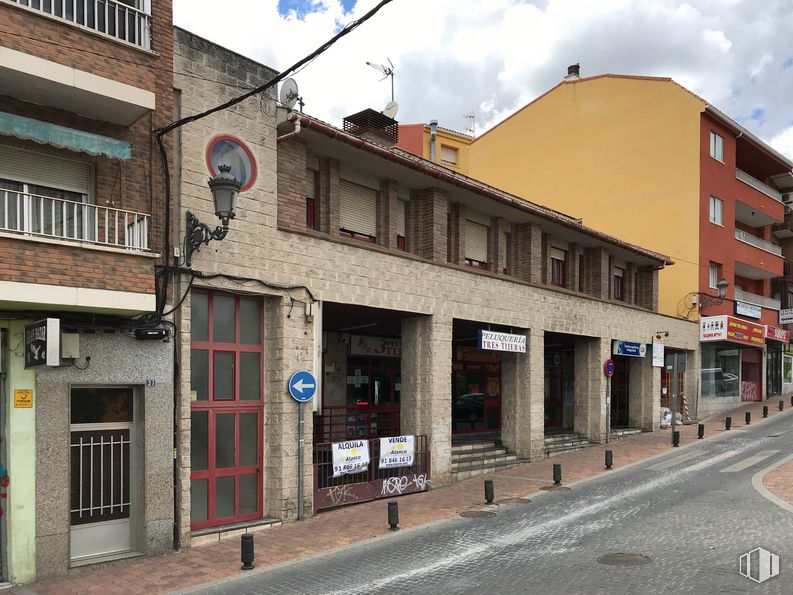 Local en alquiler y venta en Calle Real, 39, Colmenar Viejo, Madrid, 28770 con edificio, puerta, nube, ventana, cielo, luz de la calle, barrio, pared, fachada y casa alrededor