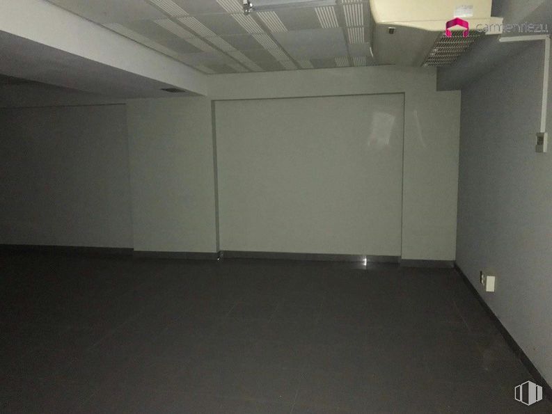 Retail for sale at Paseo Santa María de la Cabeza, 26, Arganzuela, Madrid, 28045 with flooring, floor, ceiling, grey, hall, basement, fluorescent lamp, cleanliness, plaster and light fixture around