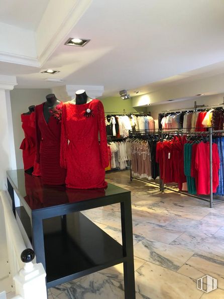 Local en venta en Calle Conde de Romanones, Centro, Madrid, 28012 con vestir, mesa, ropa de calle, propiedad, textil, manga, diseño de interiores, rojo, camiseta y venta minorista alrededor