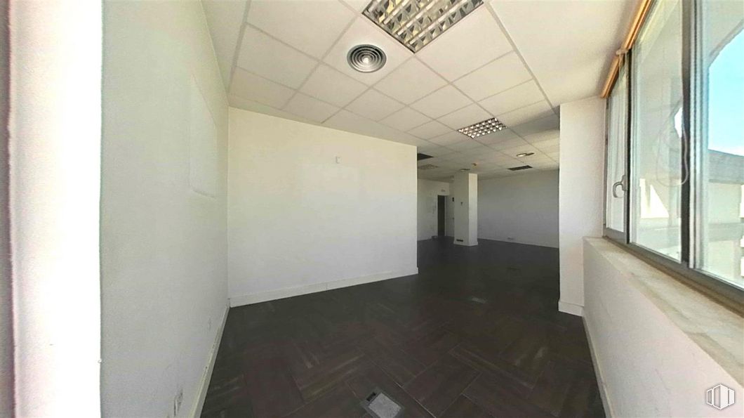 Office for sale at Calle Segundo Mata, Pozuelo de Alarcón, Madrid, 28224 with light fixture, fixture, window, flooring, composite material, ceiling, hall, glass, transparency and room around