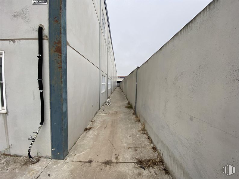 Industrial for sale at Calle Madera, 21, Carranque, Toledo, 45216 with window, composite material, grey, concrete, metal, building material, daylighting, shadow, alley and steel around