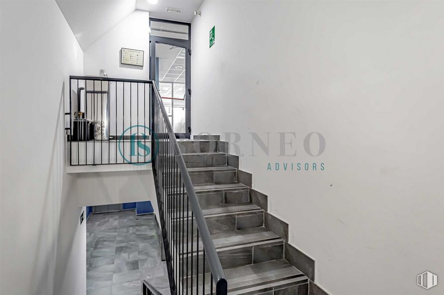 Oficina en venta en Calle Robledillo, 9, Chamberí, Madrid, 28003 con puerta, escaleras, accesorio, edificio, suelo, suelos, vidrio, techo, pasamanos y rectángulo alrededor