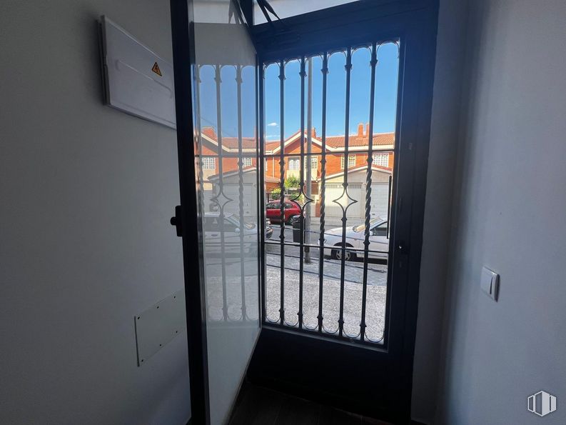 Local en venta en Zona El val, Alcalá de Henares, Madrid, 28804 con puerta, accesorio, rueda, cielo, interiorismo, sombra, edificio, casa, diseño automovilístico y neumático alrededor