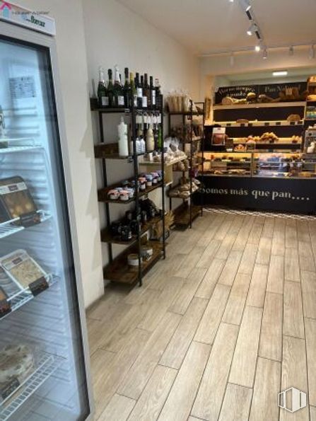 Retail for rent at Zona Barrio del Pilar, Fuencarral - El Pardo, Madrid, 28029 with furniture, refrigerator, building, shelf, shelving, bottle, wood, food, retail and display case around