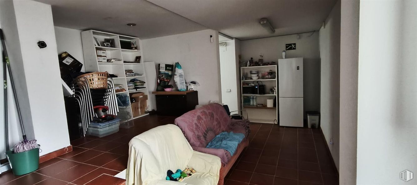 Retail for rent at Calle Francisco Silvano, Hortaleza, Madrid, 28043 with refrigerator, couch, furniture, flooring, floor, interior design, room, living room, ceiling and shelving around