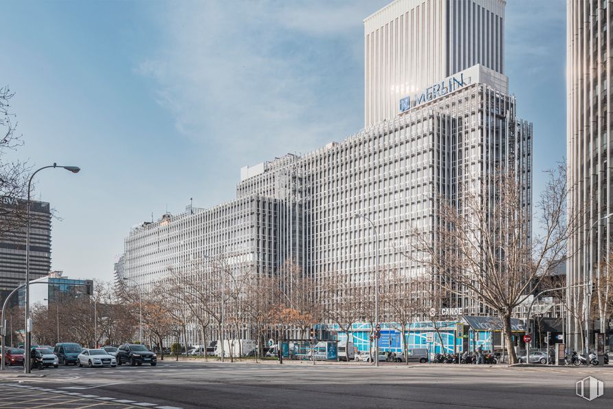 Oficina en alquiler en Edificio Cadagua, Paseo Castellana, 93, Tetuán, Madrid, 28046 con edificio, cielo, rascacielos, tiempo de día, nube, árbol, infraestructura, diseño urbano, bloque de pisos y condominio alrededor