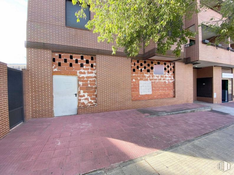 Local en alquiler en Calle Alemania, Toledo, 45005 con puerta, albañilería, árbol, superficie de la carretera, ladrillo, edificio, madera, diseño urbano, ventana y barrio alrededor