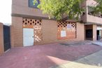 Local en alquiler en Calle Alemania, Toledo, 45005 con puerta, albañilería, árbol, superficie de la carretera, ladrillo, edificio, madera, diseño urbano, ventana y barrio alrededor