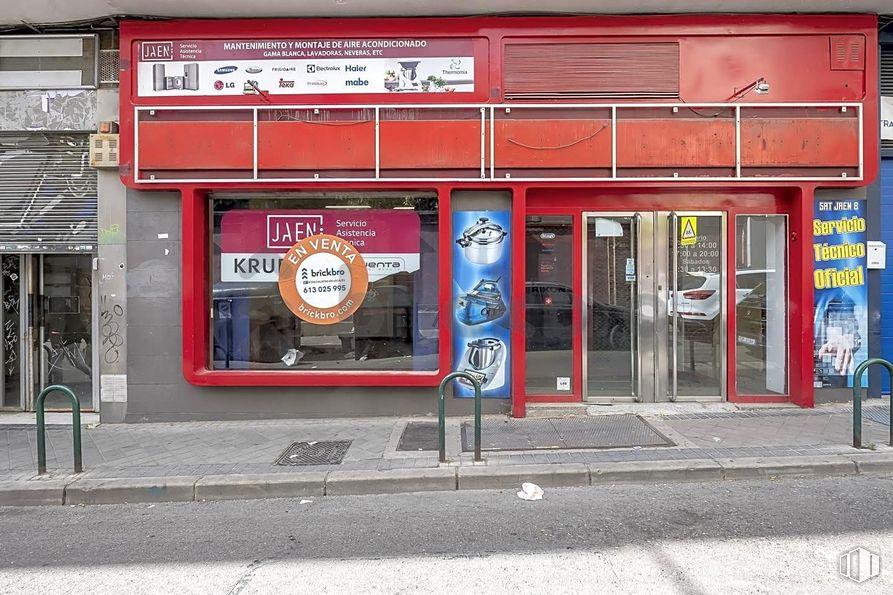 Retail for sale & for rent at Calle Jaén, 8, Tetuán, Madrid, 28020 with building, door, facade, gas, fixture, sidewalk, city, street, advertising and retail around