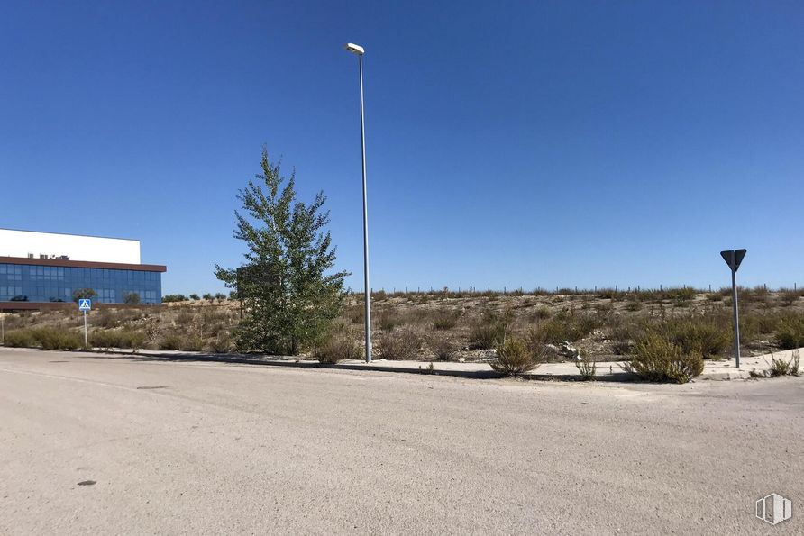 Suelo en venta en Polígono Industrial Miralrío, Velilla de San Antonio, Madrid, 28891 con edificio, cielo, planta, luz de la calle, superficie de la carretera, asfalto, lote de tierra, árbol, paisaje y alquitrán alrededor