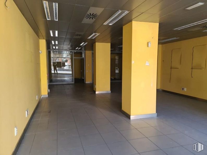 Retail for sale at Avenida Doctor Mendiguchía Carriche, Leganés, Madrid, 28913 with building, fixture, architecture, floor, flooring, wall, tile flooring, ceiling, hall and room around