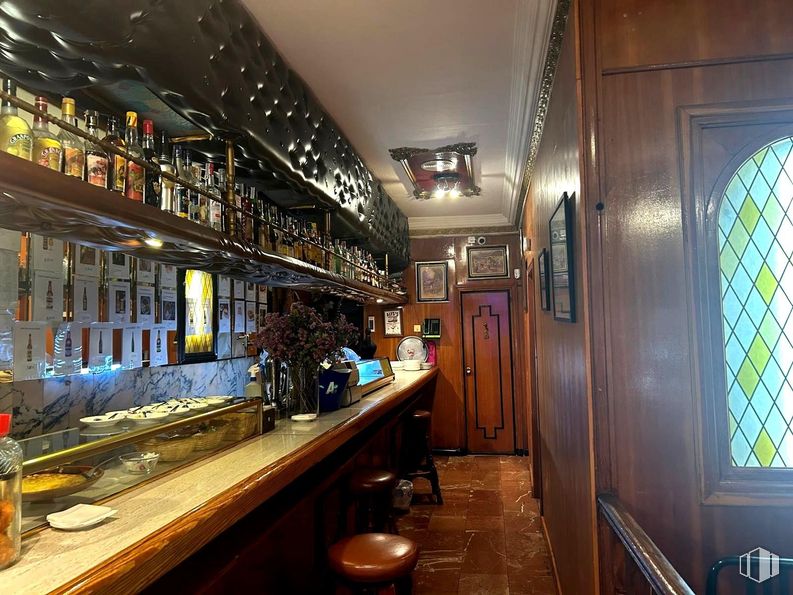 Local en venta en Calle Iriarte, Salamanca, Madrid, 28028 con encimera, lámpara, ventana, establecimiento de bebidas, botella, barware, estante, interiorismo, madera y edificio alrededor