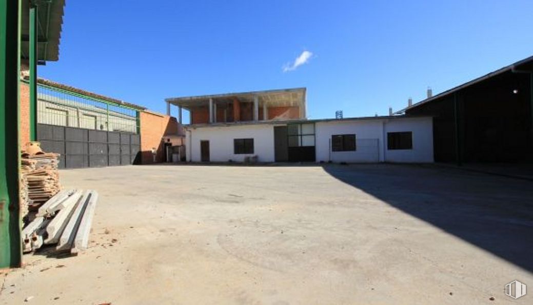 Industrial for sale at Calle Cuevas, 28, Borox, Toledo, 45222 with sky, window, asphalt, land lot, real estate, landscape, road surface, building, facade and wood around