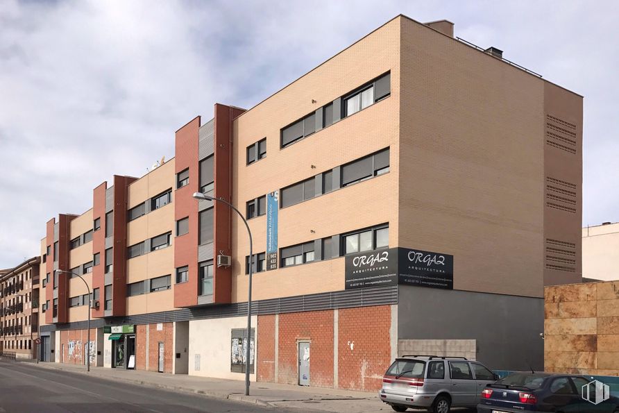 Retail for sale & for rent at Carretera Noblejas, 7, Ocaña, Toledo, 45300 with car, building, automotive parking light, sky, tire, wheel, window, vehicle, cloud and urban design around