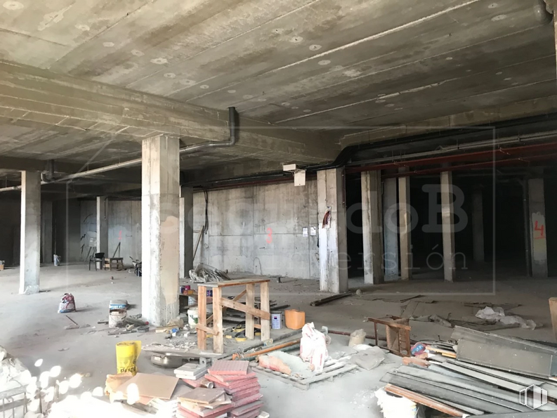 Retail for sale at Calle Ventanilla, 8, Colmenarejo, Madrid, 28270 with person, wood, floor, flooring, building material, composite material, hall, beam, gas and engineering around