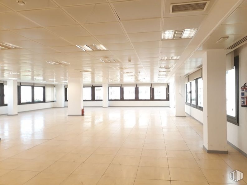 Office for rent at Calle Orense, Tetuán, Madrid, 28020 with fixture, building, hall, floor, flooring, ceiling, composite material, event, glass and transparency around