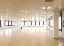 Office for rent at Calle Orense, Tetuán, Madrid, 28020 with fixture, building, hall, floor, flooring, ceiling, composite material, event, glass and transparency around