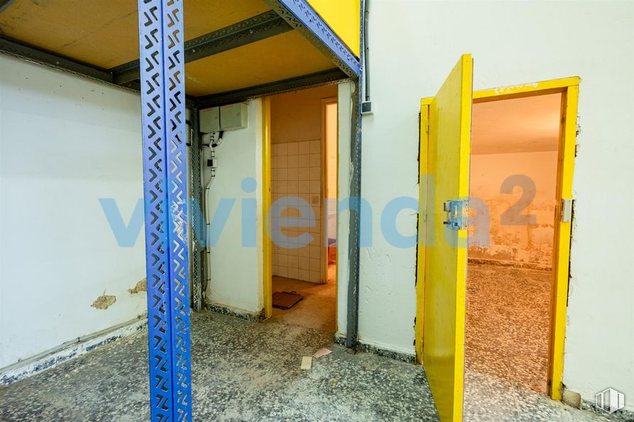 Local en venta en Calle Monseñor Oscar Romero, 68, Carabanchel, Madrid, 28025 con puerta, pintura, amarillo, edificio, accesorio, pared, casa, gas, fachada y tintes y matices alrededor