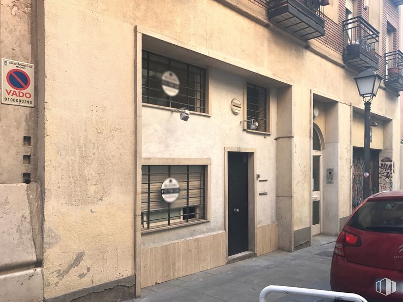 Retail for sale & for rent at Calle Larra, 10, Centro, Madrid, 28004 with car, door, window, vehicle, automotive lighting, building, vehicle registration plate, plant, sidewalk and road surface around