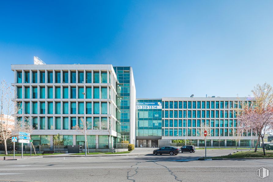 Oficina en alquiler en Avenida Vega, 15, Alcobendas, Madrid, 28100 con edificio, cielo, ventana, rueda, árbol, luz de la calle, diseño urbano, bloque de torre, planta y condominio alrededor