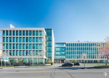 Oficina en alquiler en Avenida Vega, 15, Alcobendas, Madrid, 28100 con edificio, cielo, ventana, rueda, árbol, luz de la calle, diseño urbano, bloque de torre, planta y condominio alrededor