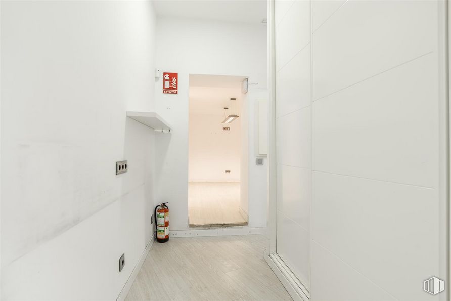 Local en venta en Calle Cañizares, 2, Centro, Madrid, 28012 con accesorio, gas, suelos, cuarto de baño, material compuesto, techo, vidrio, transparencia, habitación y azulejo alrededor