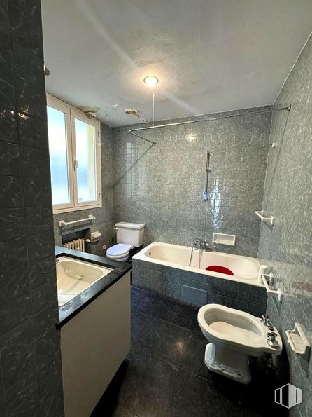 Office for rent at Paseo Castellana, Tetuán, Madrid, 28046 with toilet, window, bathroom cabinet, sink, plumbing fixture, bathroom, flooring, tap, bathtub and floor around