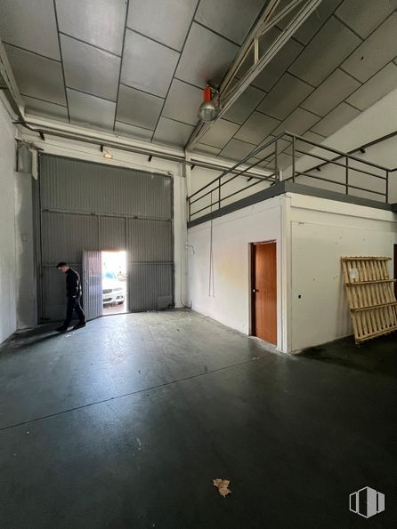 Nave en alquiler y venta en Polígono Industrial Borondo , Arganda del Rey, Madrid, 28500 con persona, ropa, puerta, alumbrado, lámpara, suelos, suelo, techo, hall y material de construcción alrededor