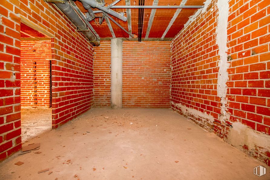 Retail for sale & for rent at Calle Santa Bárbara, Torrelaguna, Madrid, 28180 with brick, orange, brickwork, building material, wood, amber, red, fixture, line and composite material around