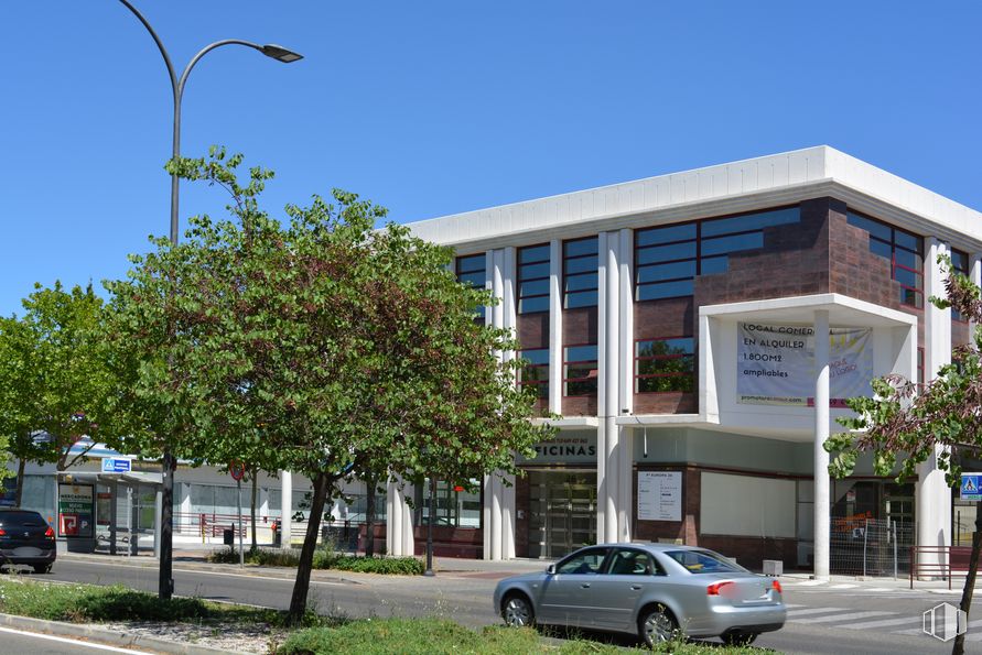 Oficina en alquiler en Edificio 2, Paseo de Europa, 26, San Sebastián de los Reyes, Madrid, 28700 con coche, edificio, cielo, vehículo terrestre, neumático, rueda, propiedad, planta, vehículo y luz de estacionamiento automotriz alrededor