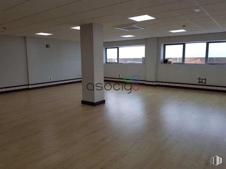 Office for sale at Calle Francisco Aritio, 164, Guadalajara, 19004 with window, building, hall, fixture, wood, flooring, floor, ceiling, hardwood and laminate flooring around