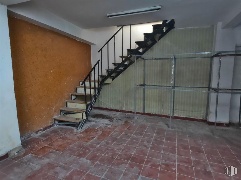 Local en venta en Calle Cavanilles, Retiro, Madrid, 28007 con escaleras, madera, suelo, suelos, edificio, accesorio, material compuesto, madera dura, tinte para madera y material de construcción alrededor